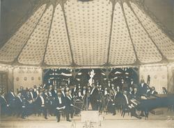 Dirigent Johan Halvorsen med orkester.