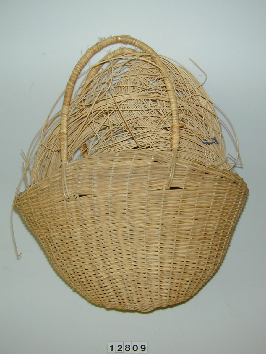 Form: Oval, smal fasong med høy kanter, bærehåndtak.
