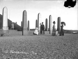 Friluftsliv - minnesmerke. En gruppe mennesker ved Haraldstø