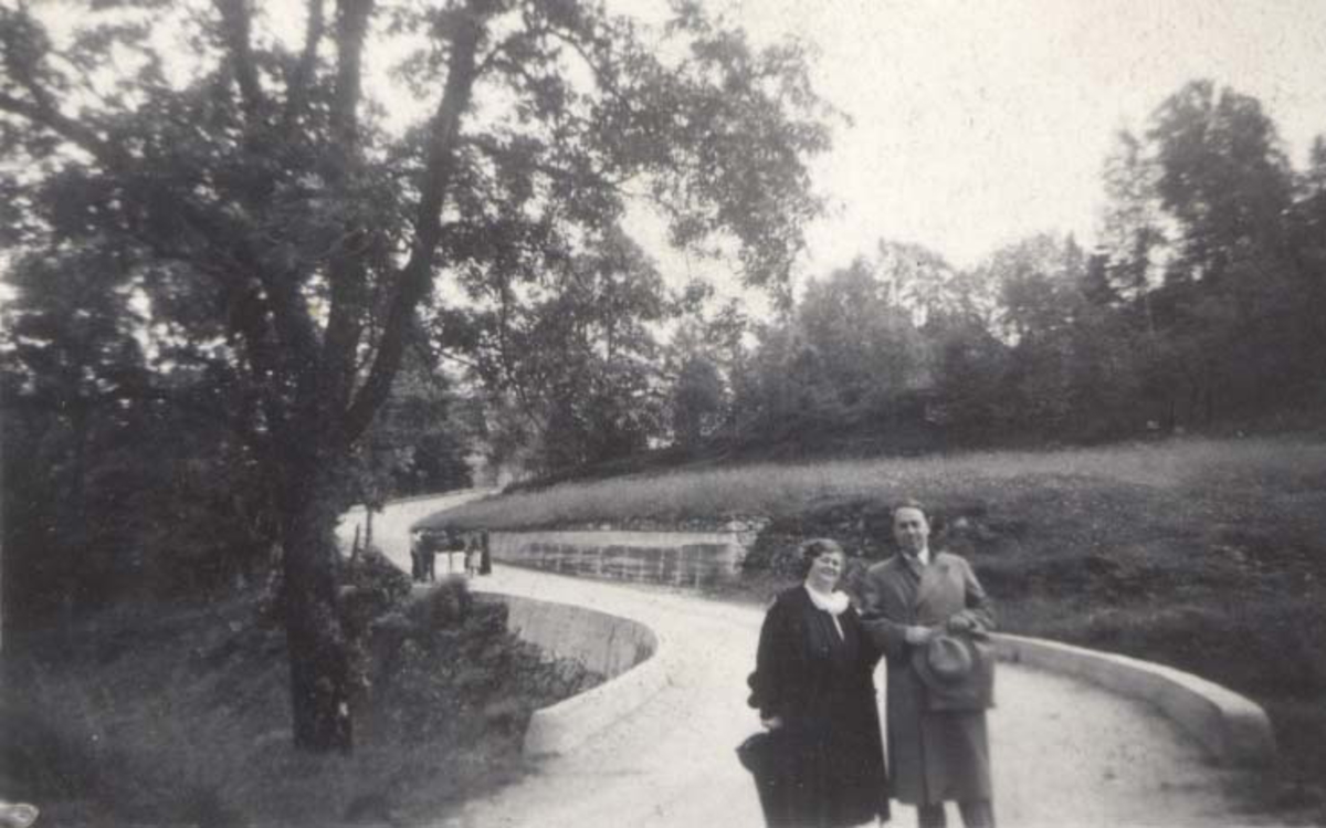 Johanna Rabinowitz og en mann i  en park