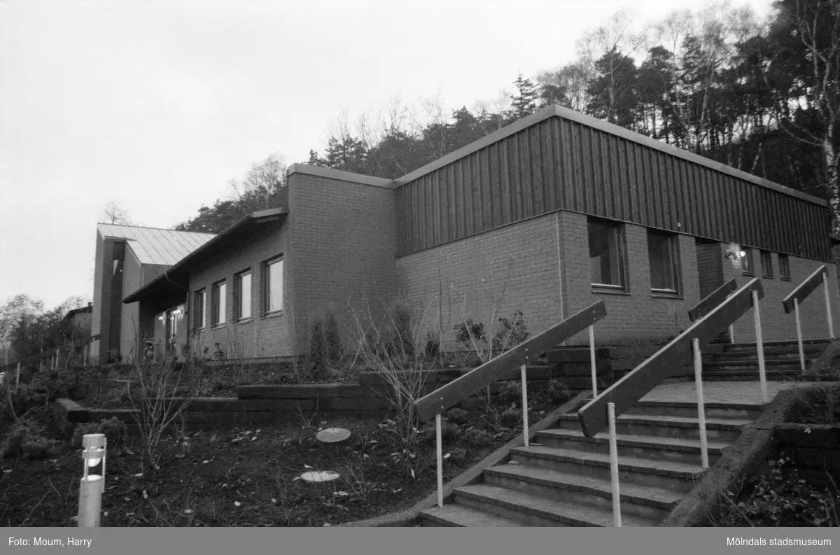 Nybyggda Fågelbergskyrkan i Rävekärr, Mölndal, år 1984.

För mer information om bilden se under tilläggsinformation.