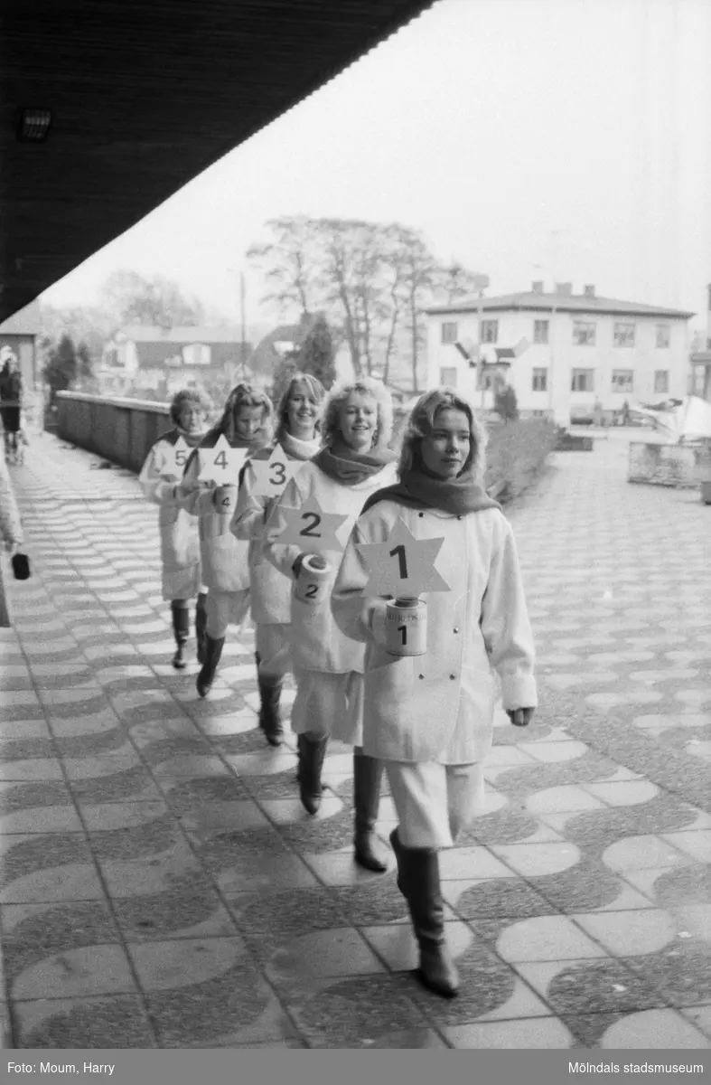 Kållereds luciakandidater presenteras i Kållereds centrum, år 1984.
