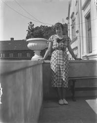 Ung jente på verandaen hos Lyng Olsen. Kragerø