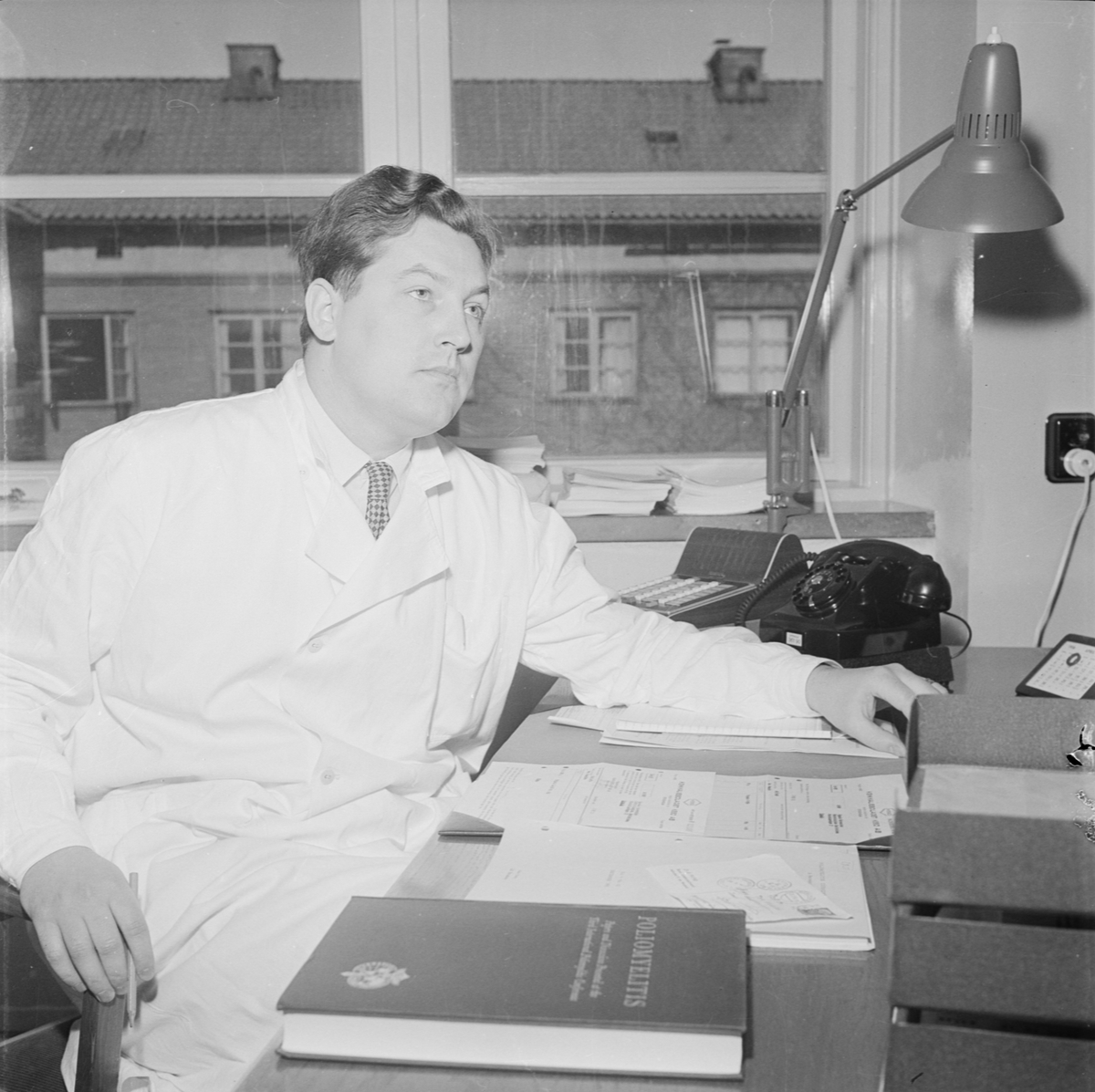 Docent Tore Wesslén i arbete på Hygienisk-bakteriologiska institutionen, Uppsala april 1956