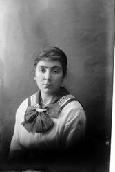 Studioportrett av en kvinne i halvfigur.