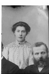 Studioportrett av en mann og kvinne.