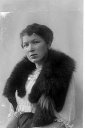 Studioportrett av Asta Petry Lauritsen i halvfigur.