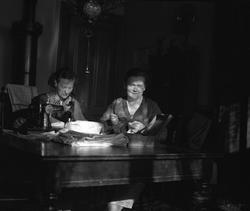 Interiør m/to kvinner som syr. Oktober 1934