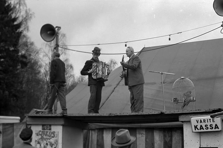 Text till bilden:"Två populära spelmän på Rabbalshede marknad 1964, "Västgöta-Sigge" och Johan Edvardsson eller "Glade pelle". Album 3 bild 37.