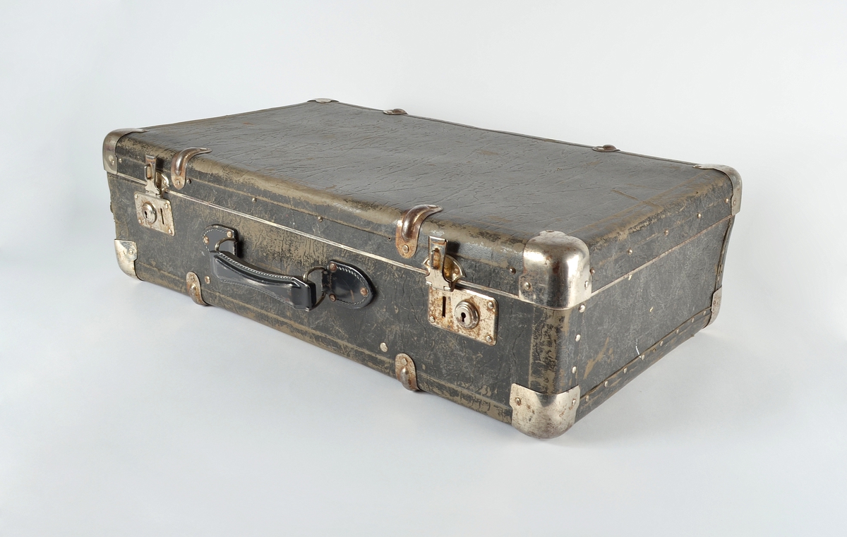 Funksjon/type: Oppbevaring av jordmor/lege-utstyr under reiser. Som en ekstra sikkerhet, er kofferten utstyrt med en lærreim som festes rundt kofferten.
