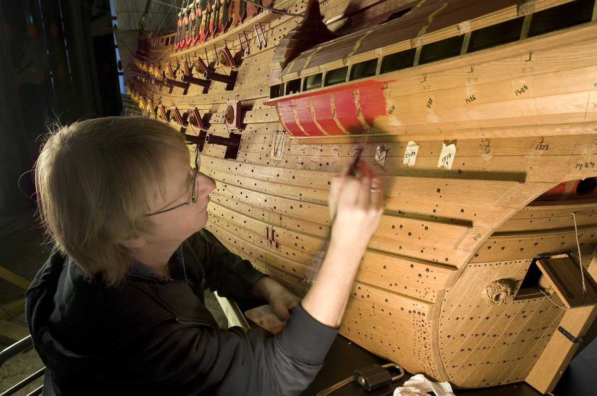 Vasa-modellen i skala 1:10 målas. Modellbyggare Jan Claesson i arbete.