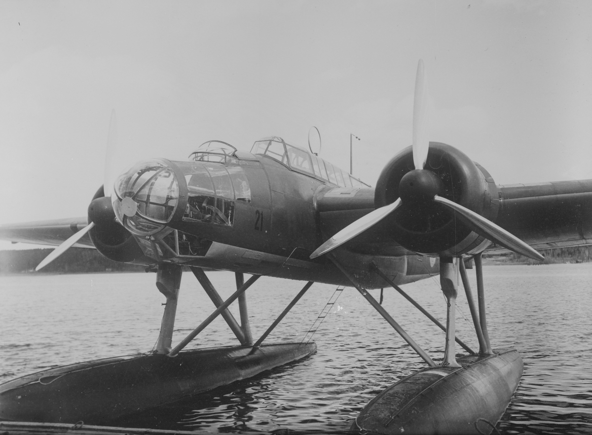 Flygplan T 2. Närbild av flygplanet förankrad på vattnet.