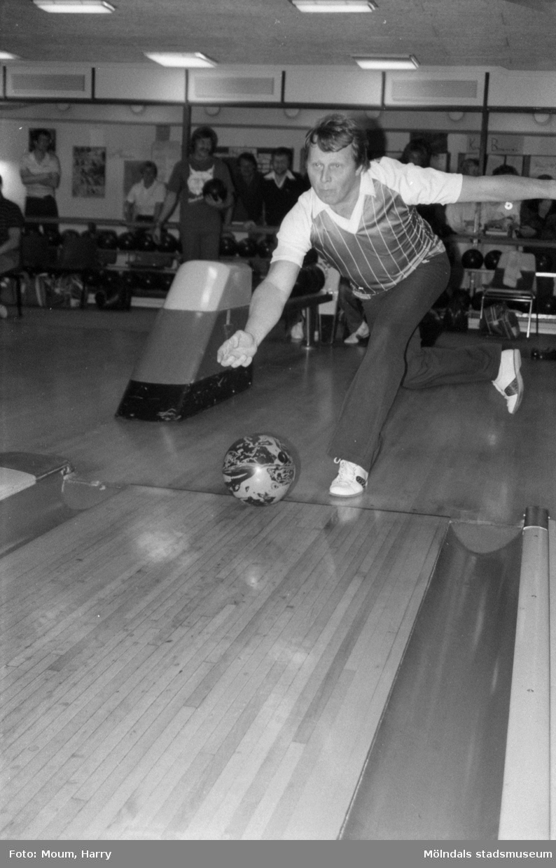 Nattbowling på Kållereds bowlinghall, år 1984. "Bowling är kul. Här spelar Kjell Berndtsson, Gbgs Taxi "ut"."

För mer information om bilden se under tilläggsinformation.