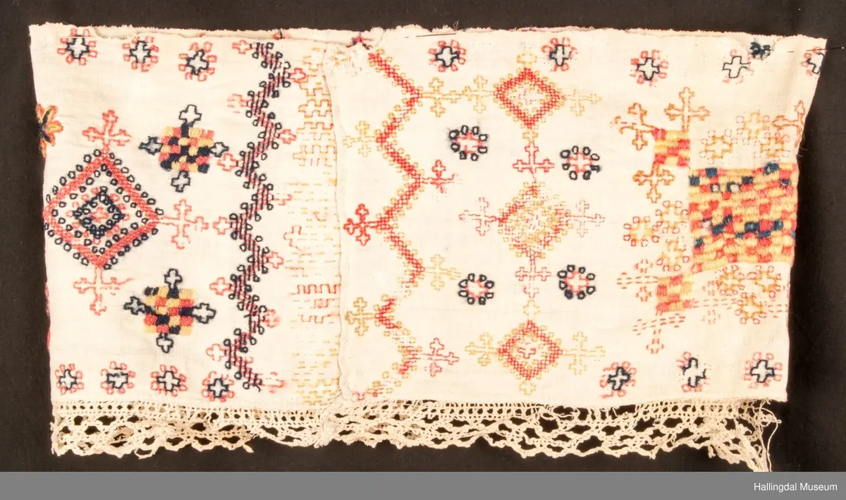 Broderiet er som broderiene på HFN 03538, samme signatur brodert på begge.
Opplysning fra gml. protokoll "Dilleklædning-til at klæ'-sætte omkring grøtdillen".