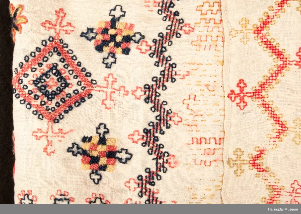 Broderiet er som broderiene på HFN 03538, samme signatur brodert på begge.
Opplysning fra gml. protokoll "Dilleklædning-til at klæ'-sætte omkring grøtdillen".