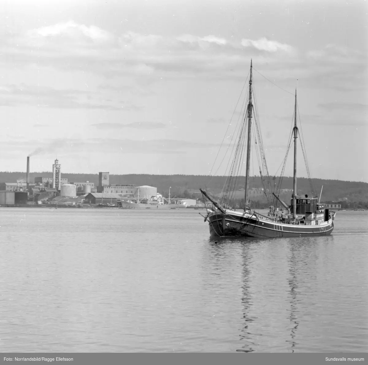 Båtrusch i Sundsvalls ham en midsommarhelg på 1950-talet. Vasaholm, Minnesota, Ragne, Ahoy Kampen, Amazonas.