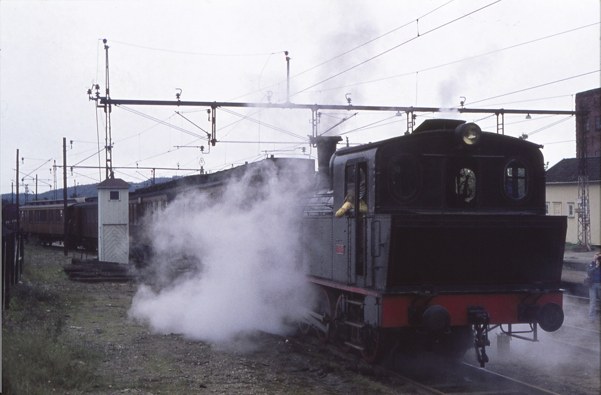Damplokomotiv Norsk Hydro M2 på Spikkestad stasjon. Ekstratog for Norsk Jernbaneklubb skiftes over i togspor.
