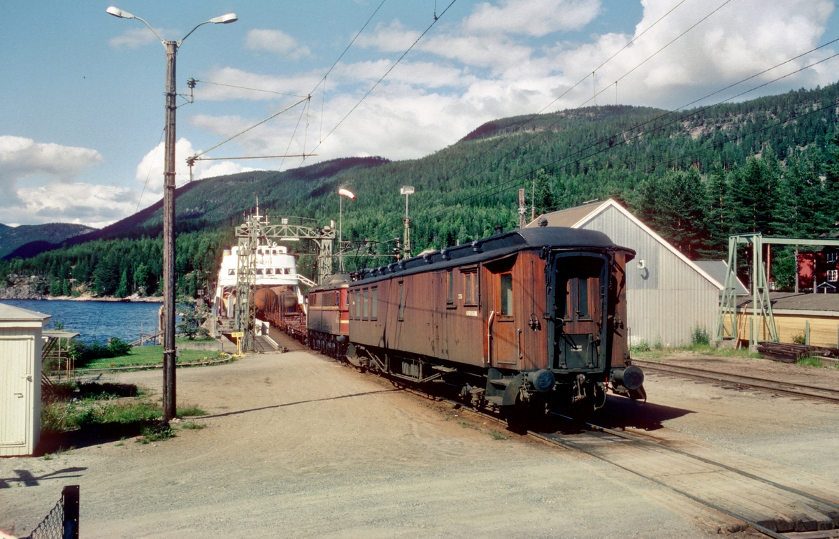 Skifting på Tinnoset stasjon. Vogner fra Rjukan trekkes av fergen, og vogner til Rjukan skyves ombord. M/F Storegut.