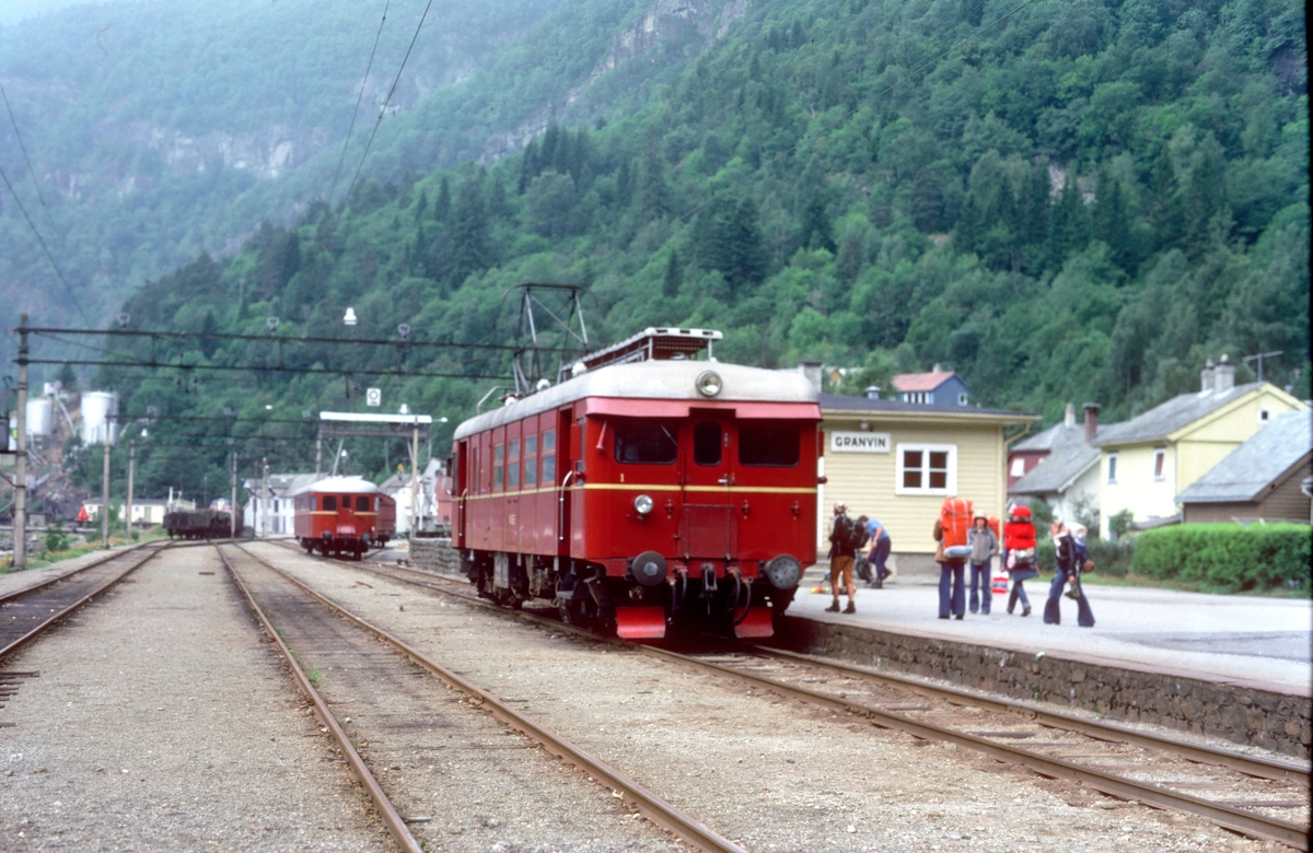 Hardangerbana. Granvin stasjon, tog til Voss. NSB elektrisk motorvogn type BM 64.