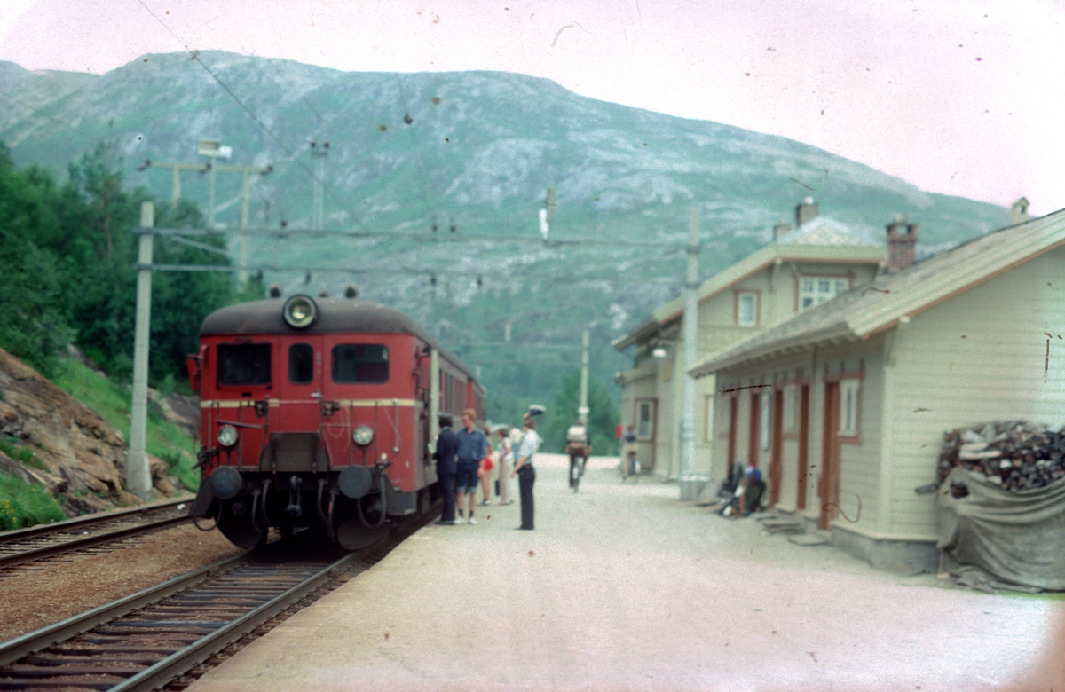 Persontog på Mjølfjell stasjon. NSB motorvognsett type 67.