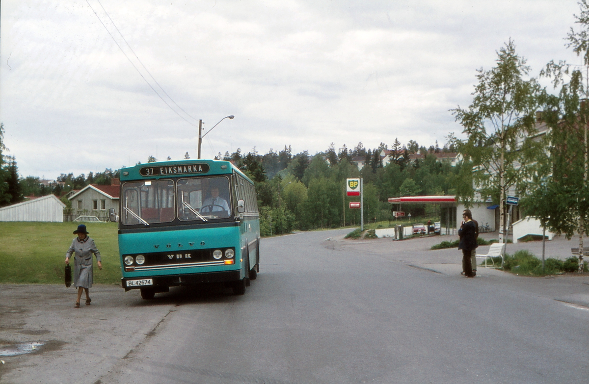 Buss på rute 37 Sykehusene - Eiksmarka ved Eiksmarka senter holdeplass. Lommedalsbussen A/S. Volvo med VBK karrosseri. BL 42674, levert november 1974.