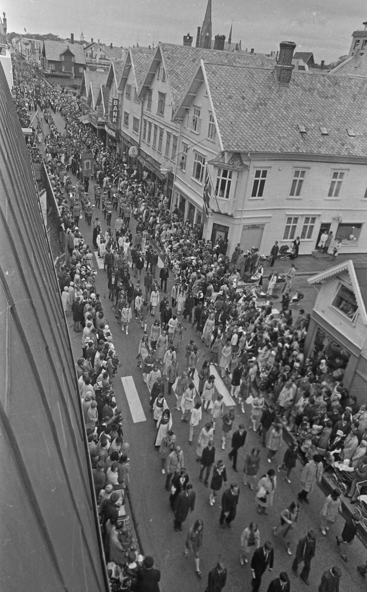 17. mai - 1971.   Del 7 av 7.  Dagens taler. Folkeliv, korps, barne-, folke- og russe-tog. Kransenedleggelse.