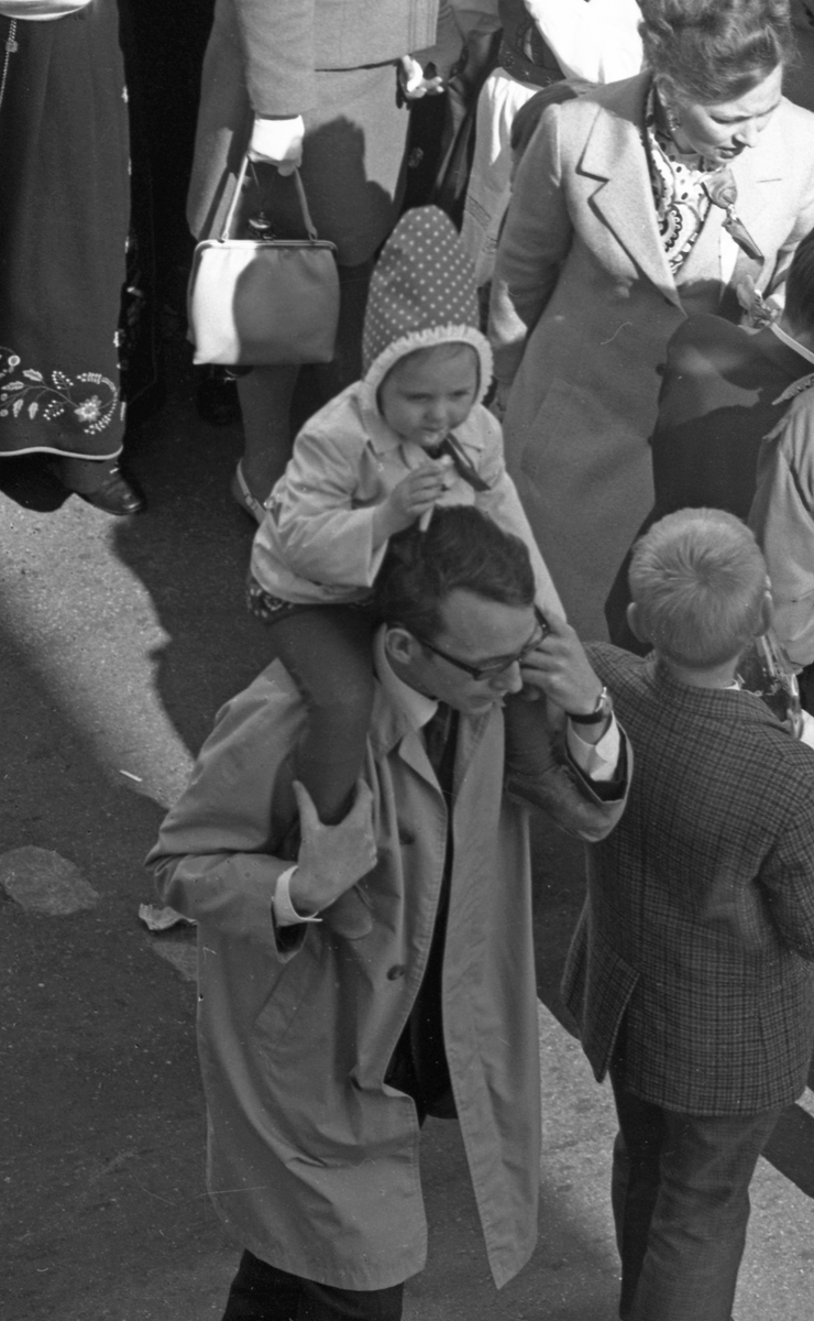 17. mai - 1971.   Del 7 av 7.  Dagens taler. Folkeliv, korps, barne-, folke- og russe-tog. Kransenedleggelse.