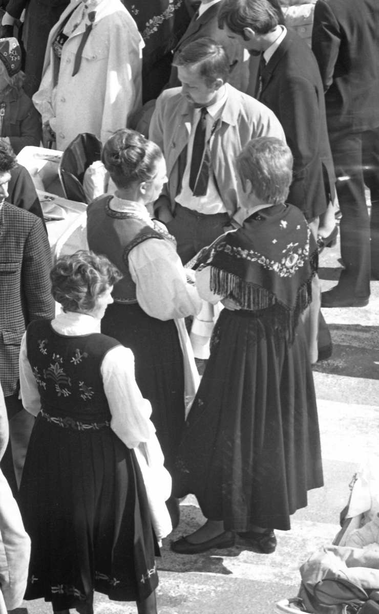 17. mai - 1971.   Del 7 av 7.  Dagens taler. Folkeliv, korps, barne-, folke- og russe-tog. Kransenedleggelse.