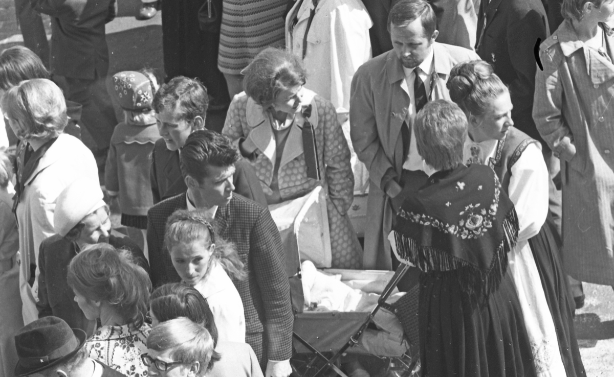 17. mai - 1971.   Del 7 av 7.  Dagens taler. Folkeliv, korps, barne-, folke- og russe-tog. Kransenedleggelse.