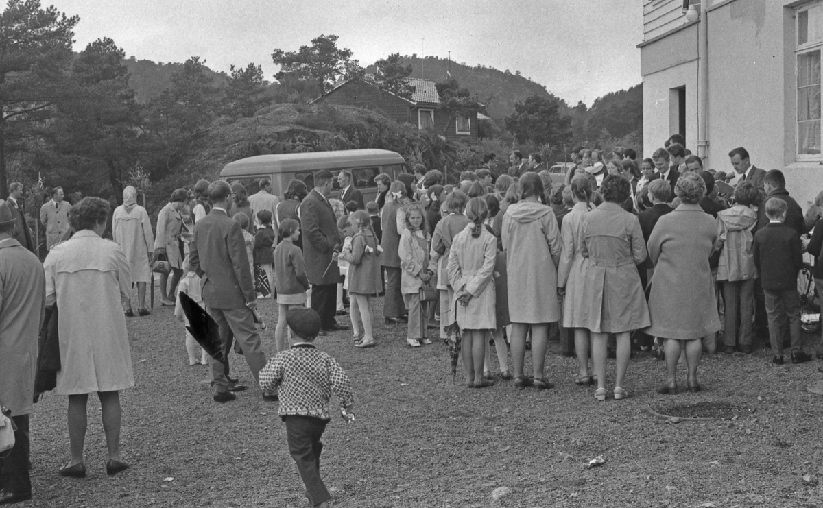17. mai - 1971.  Del 3 av 7. Kransenedleggelse. Barne-tog og andre aktiviteter.