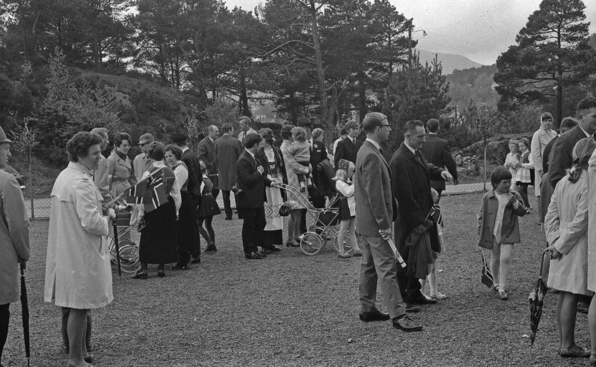 17. mai - 1971.  Del 3 av 7. Kransenedleggelse. Barne-tog og andre aktiviteter.