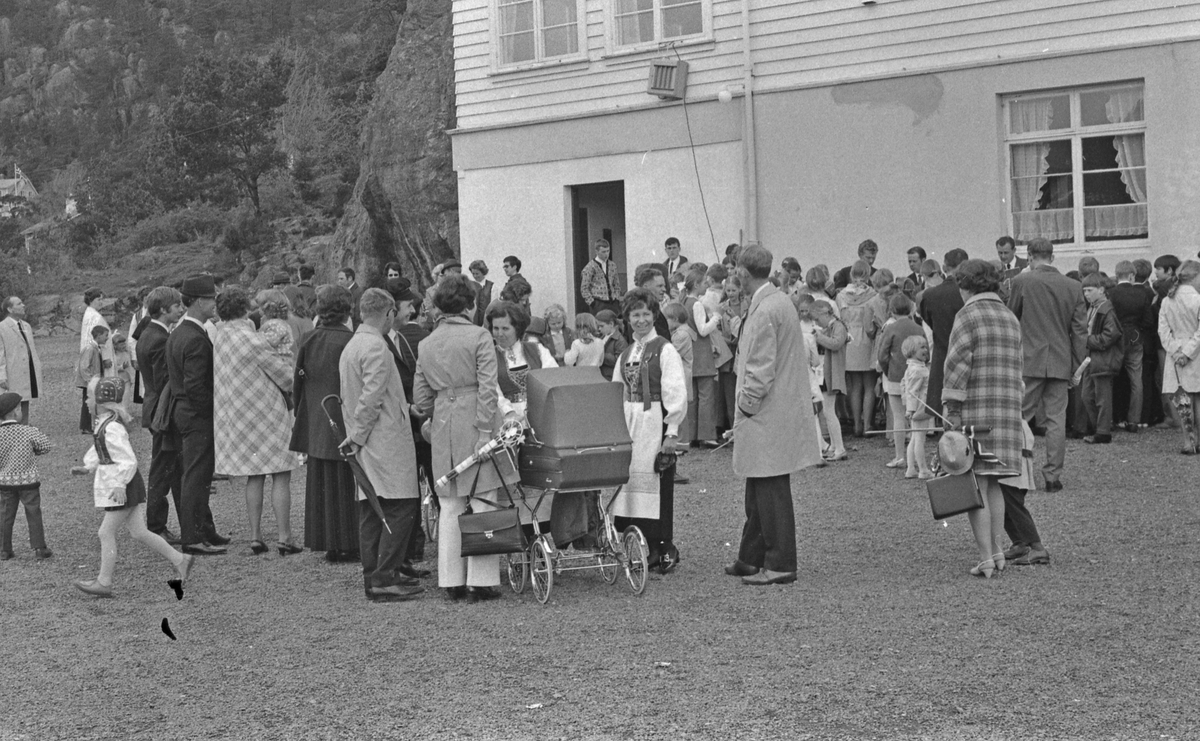 17. mai - 1971.  Del 3 av 7. Kransenedleggelse. Barne-tog og andre aktiviteter.