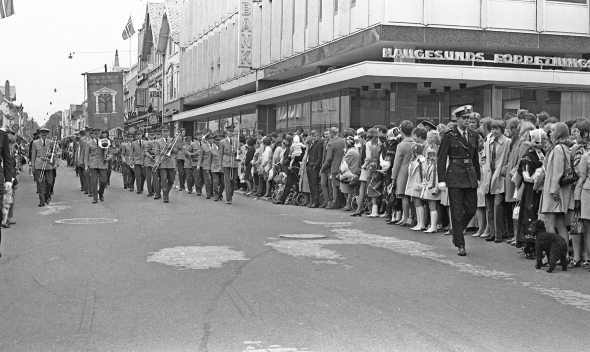 17. mai - 1970. Del 2 av 4. Kransenedlegging, roing, barne- og folke-tog.