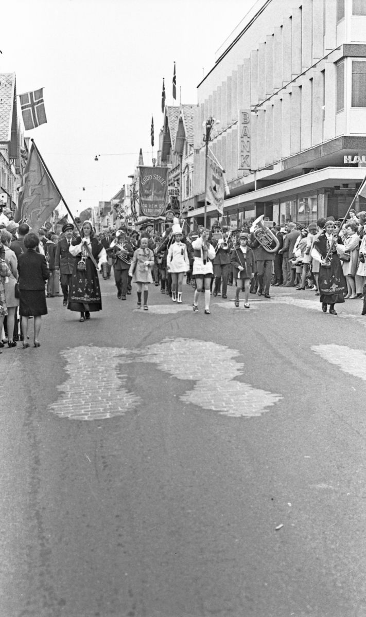 17. mai - 1970. Del 2 av 4. Kransenedlegging, roing, barne- og folke-tog.