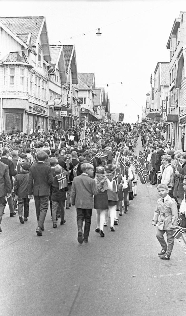 17. mai - 1970. Del 2 av 4. Kransenedlegging, roing, barne- og folke-tog.