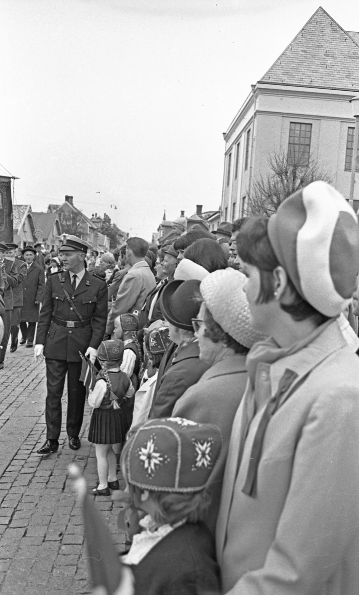 17. mai - 1970. Del 2 av 4. Kransenedlegging, roing, barne- og folke-tog.