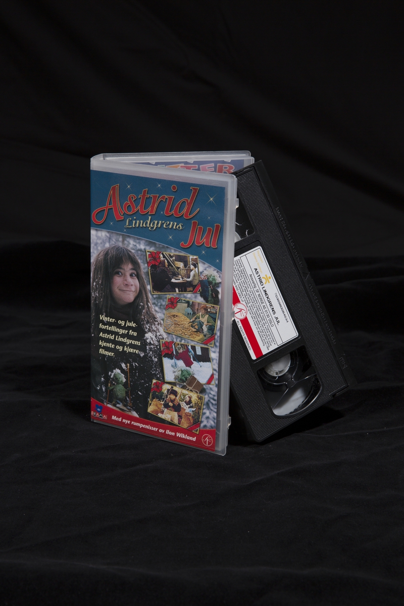 Videokassett i plastfutteral.