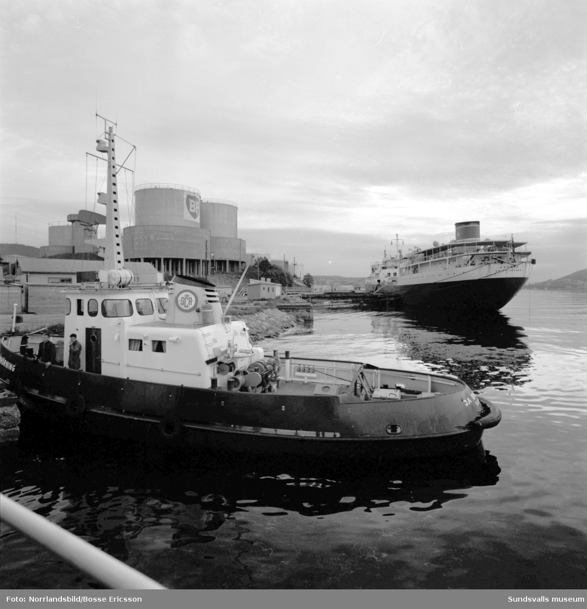 Vindskärsvarv. Sagona, 18000 ton, går ut och Oktania, 42000 ton, anländer. På bild nr 5 ses fotografen Ragge Ellefsson i aktion.