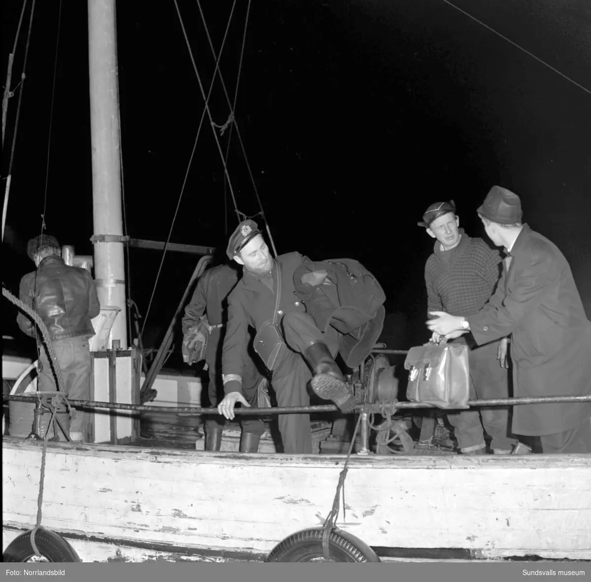 Norska oljetankern Gogstad som strandade vid Bremö kalv den 1 december 1964. Besättningen lämnar fartyget ett par dagar innan det bryts itu i en sydlig storm.