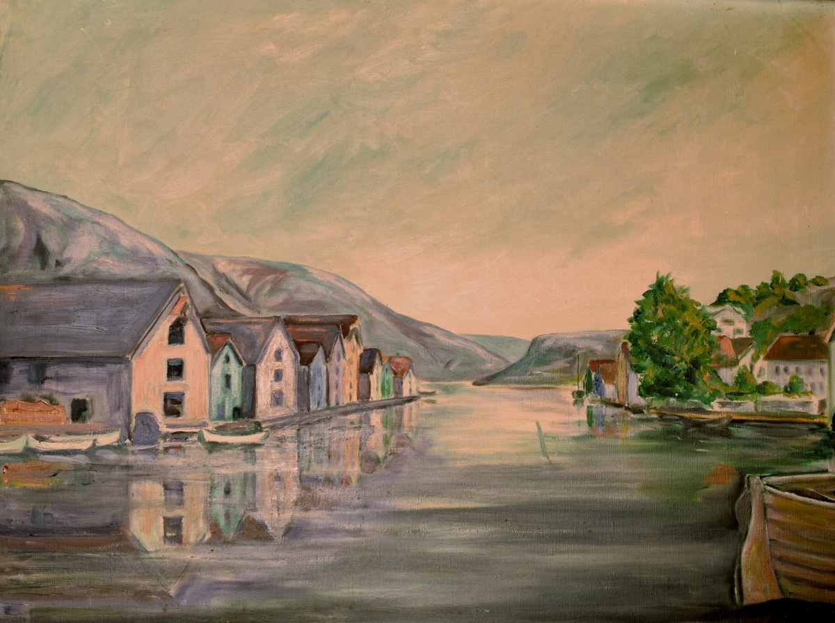 Maleriet viser havnen i en småby eller tettested. På begge sider av havnen ligger det rekker av hus med kortsiden vendt mot havnen.