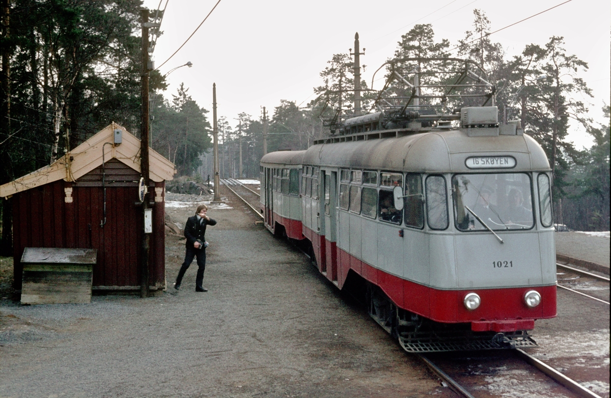 Ekebergbanen, Oslo Sporveier. Vogn 1021. Konduktøren har akkurat betjent signalanlegget.