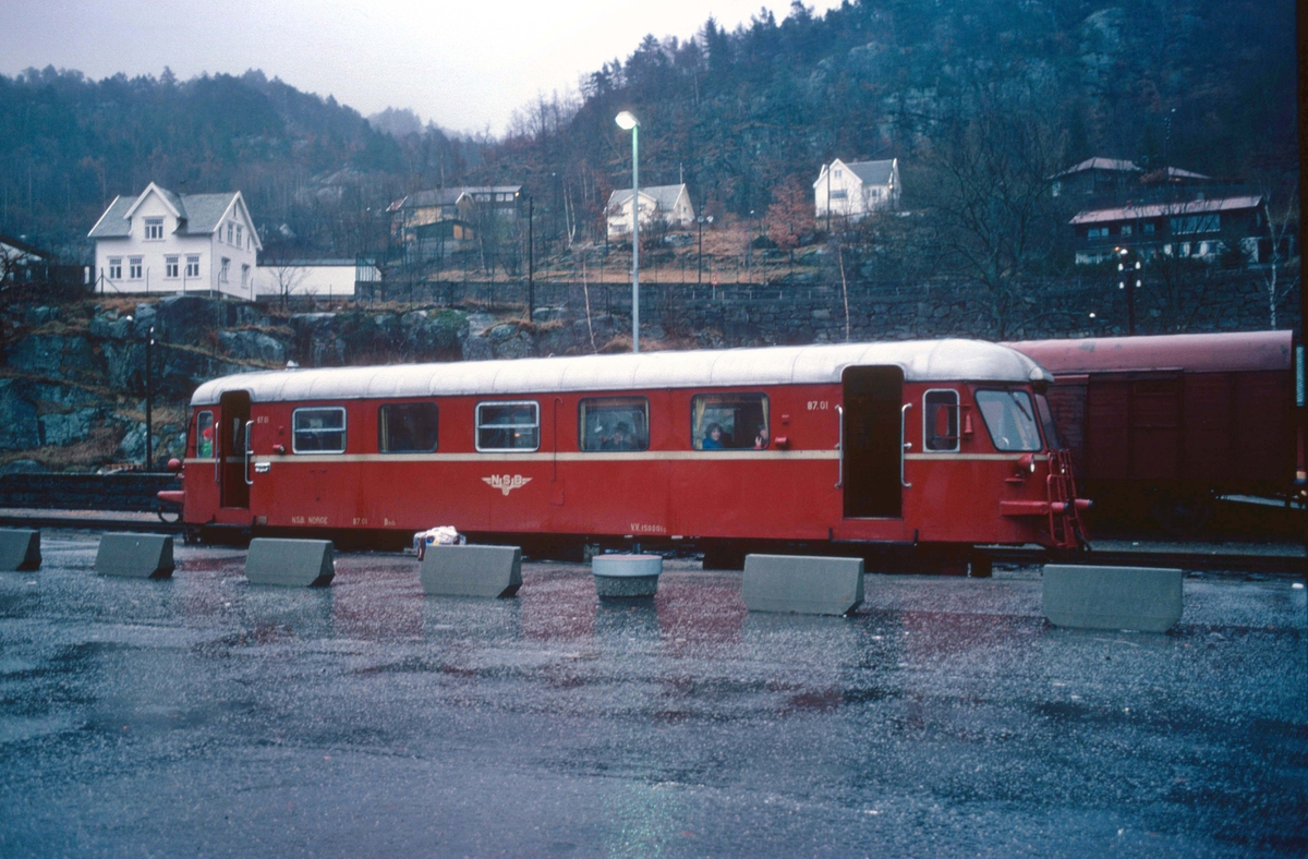Flekkefjord jernbanestasjon. NSB motorvogn BM 87.01. Tog til Sira.