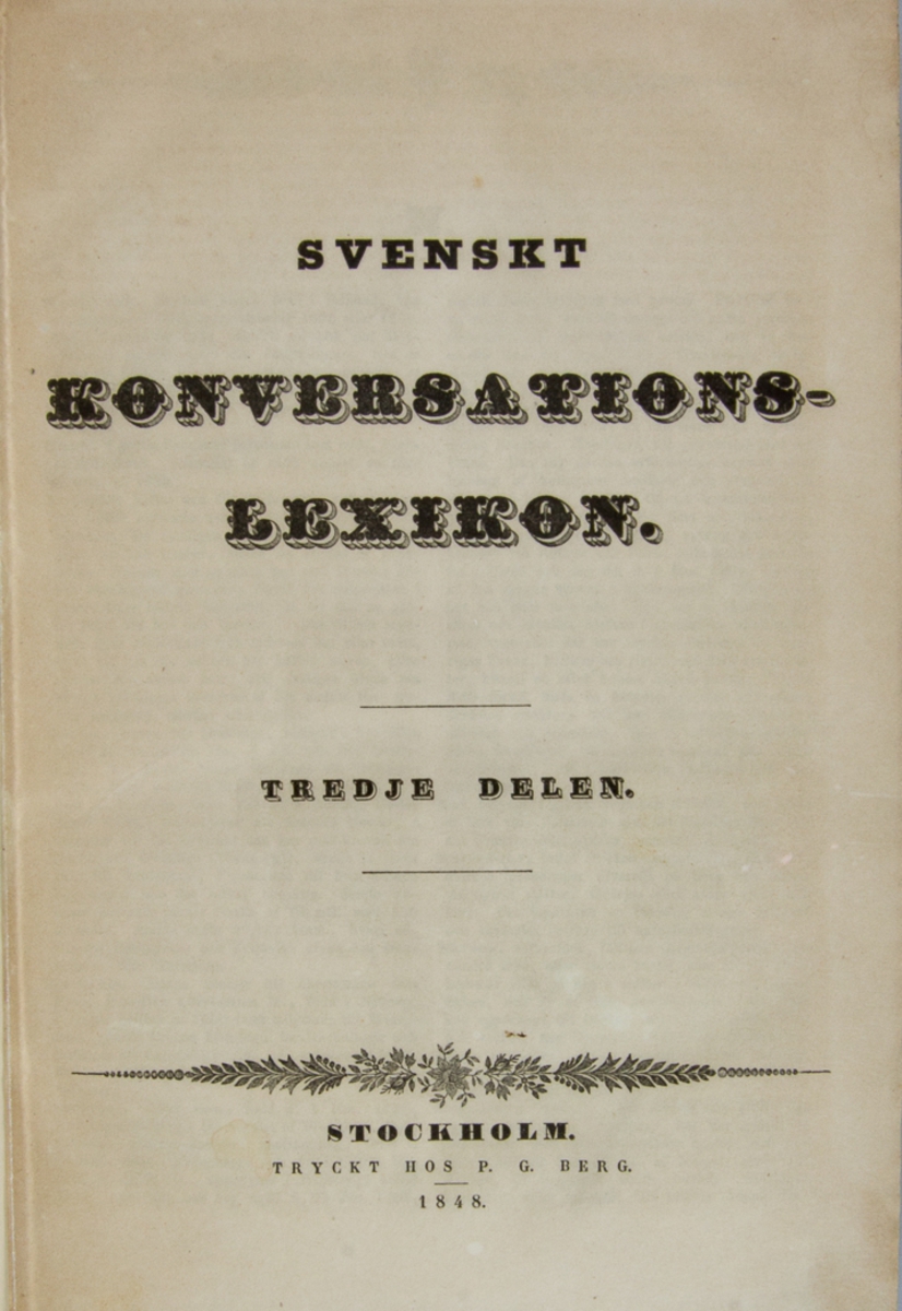 Bok, halvfranskt band: "Svenskt konversations lexikon, N - S", volym 3.

Bandet med blindpressad och guldornerad rygg. Pärmen klädd i marmorerat papper i grått, blått och brunt.