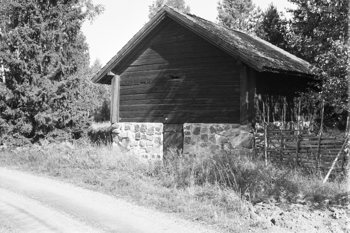 Källarbod, Klivinge 5:5, Holmen, Rasbokils socken, Uppland 1982