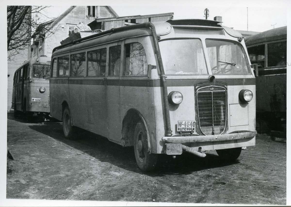 Busser tilhørende fru Kaiander. Foran International C-serie buss med gassgenerator bygd antakeligvis av Bjarne Berg på Byneset utenfor Trondheim. Bussen har registreringsnummer W-4540 som ble brukt på en 1938-modell International, som gikk for rutebileier Maren Kaiander, Narvik. Hun drev bybussruter i Narvik fra 1920-tallet og til etter krigen da rutene ble overtatt av Ofotens Bilruter. Selskapet drev under navnet "Fru Kaianders Busser", seinere også "Fru Kaiander & Søn". Kaiander staves i noen tilfelle Kajander. Fru Kaiander drev også drosjeforretning med 4-5 drosjebiler.