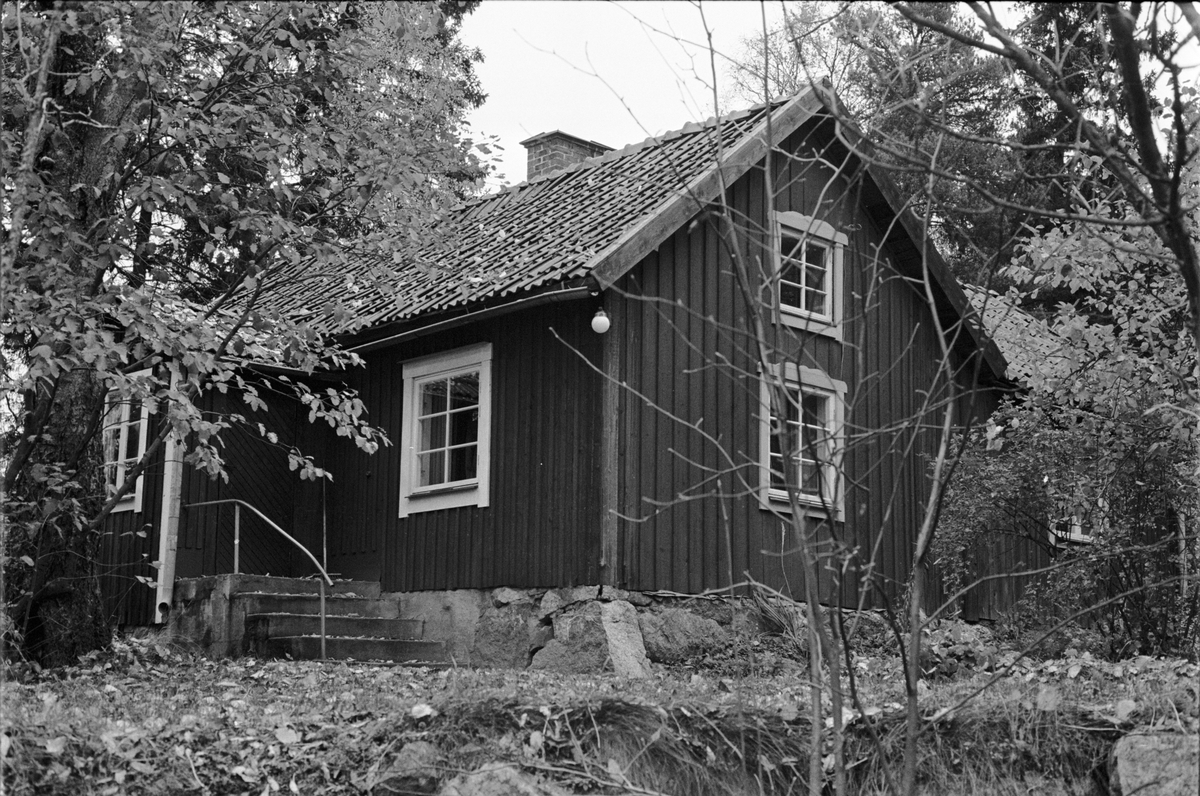 Bostadshus, Holmbro 2:13, Skogs-Tibble socken, Uppland 1985