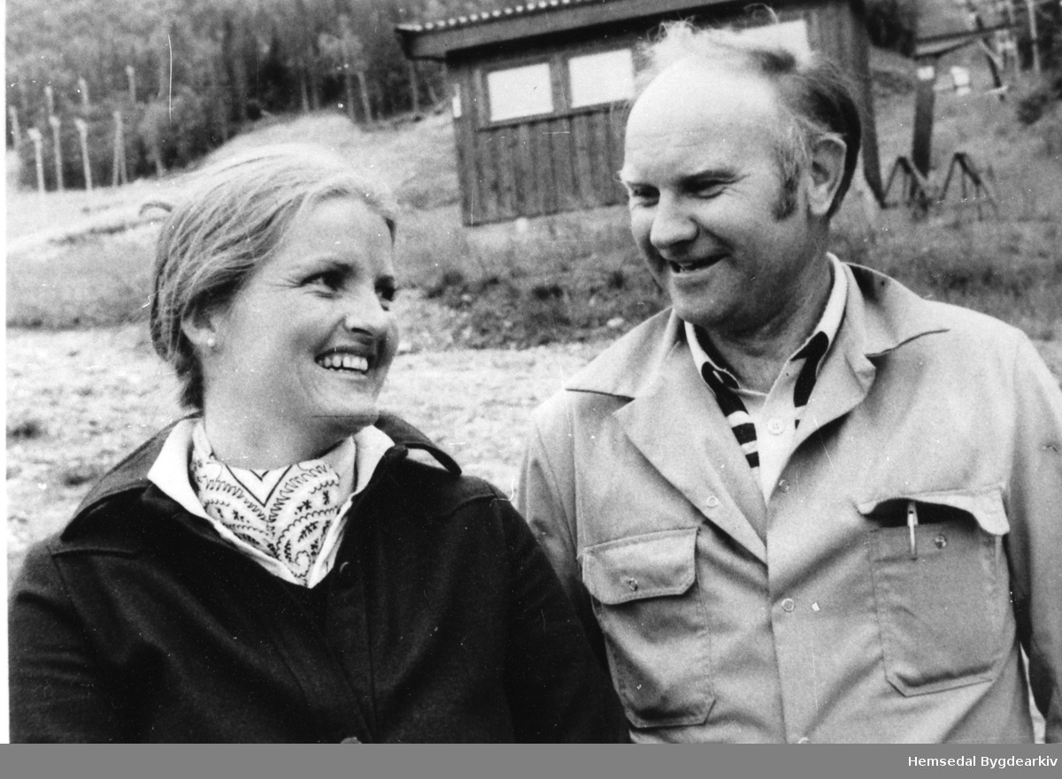 Turistsjef Ragnhild Kvernberg og ordførar Ola Hustad i 1981 i Hemsedal Skiheiser