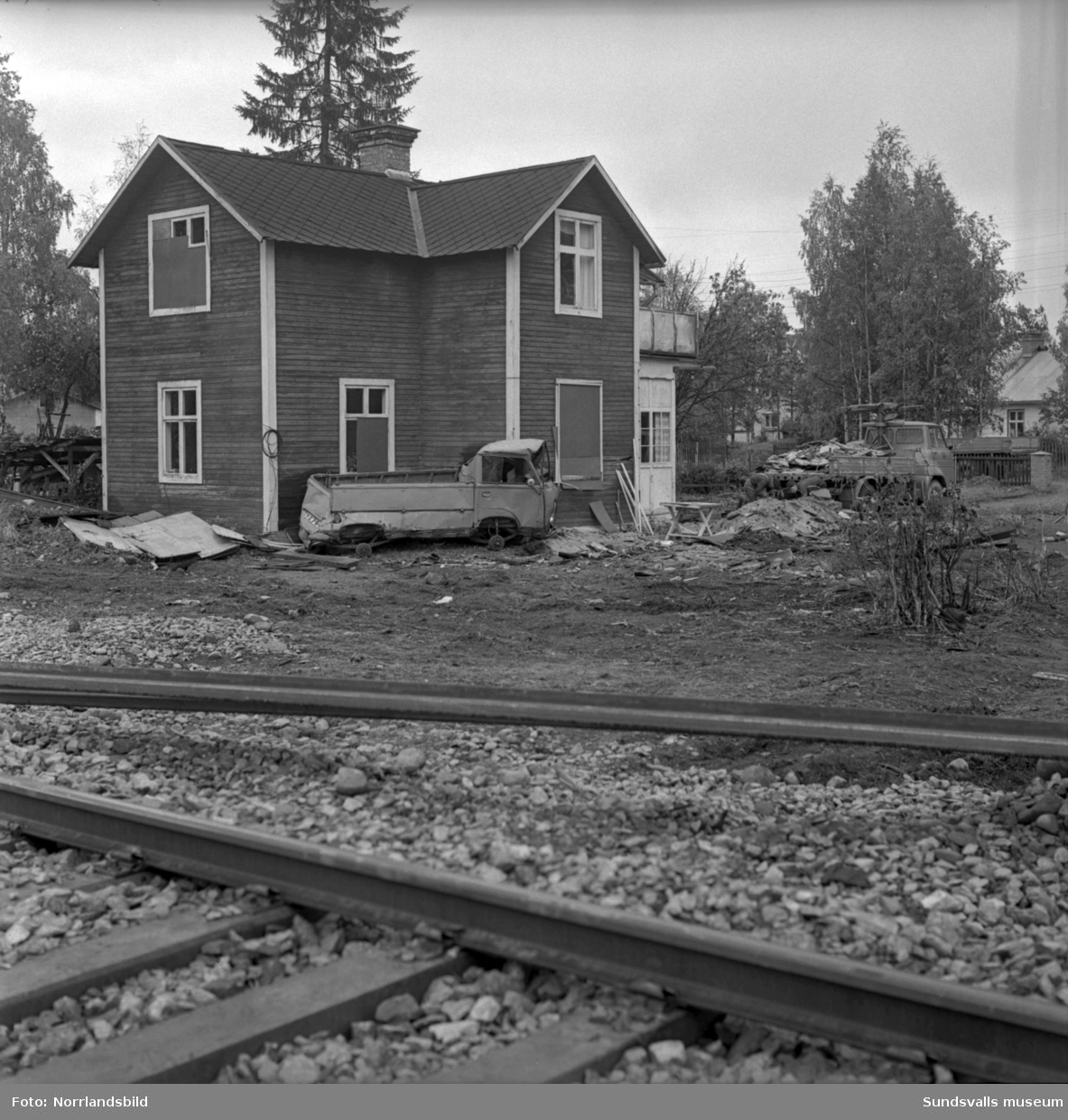 Tågkatastrofen i Alby då Nordpilen den 6/9 1964 i hög fart spårade ur och fortsatte in bland bebodda hus längs järnvägsvallen. Åtta personer omkom och 35 skadades.