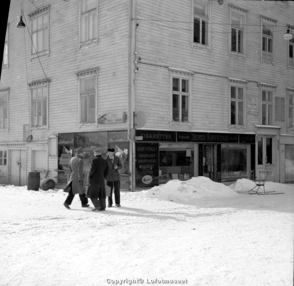 Havna Svolvær, Kiosk, tre menn i samtale, vinter