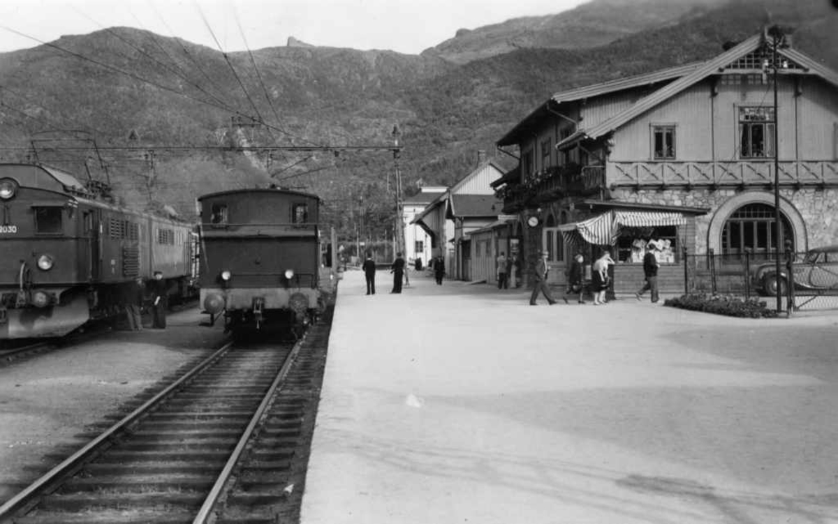 Narviks gamle jernbanestasjon, Ofotbanen.  Lokomotivet til venstre i spor 2 er et elektrisk lok type El.3. I spor 1 står et damplokNSB type 23a som ble brukt som skiftelok., jfr NAB1996110169b.